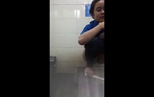 Bokep Indo Ngintip Kasir Cantik Lagi Kencing Si Doi Bengong